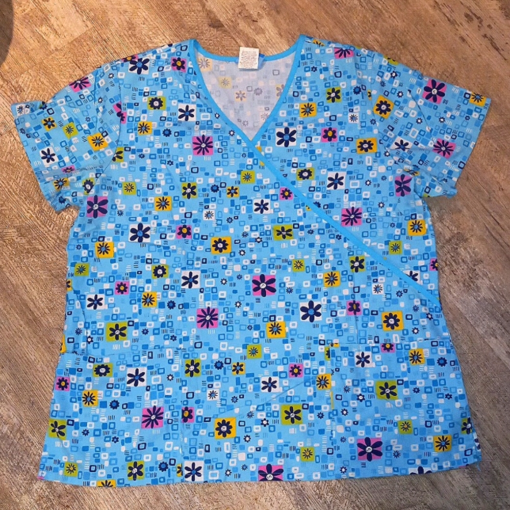 Geometric block flowers print two pocket front bright scrub top